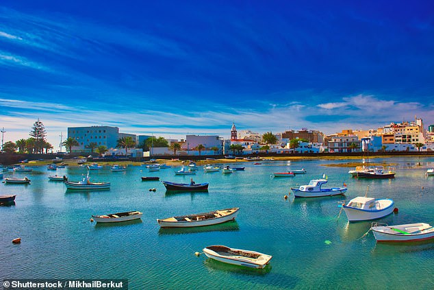 Charco de San Gines is a lagoon of natural seawater in the heart of Arrecife, surrounded by white fishermen’s cottages